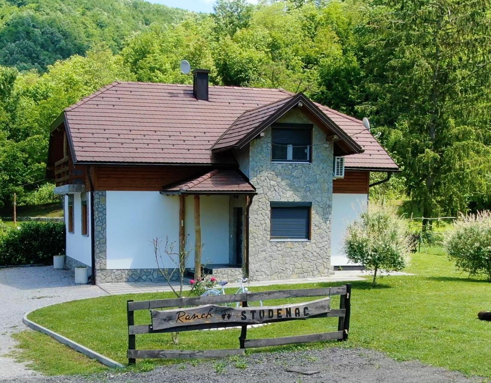 Vacation House Studenac Bihać Exteriör bild